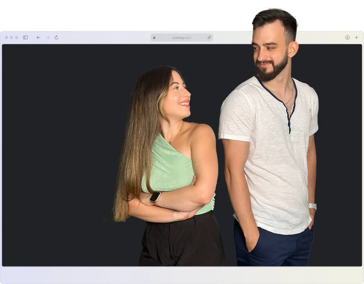 בעל החברה ובעלת החברה מסתכלים אחד על השני בתוך דפדפן